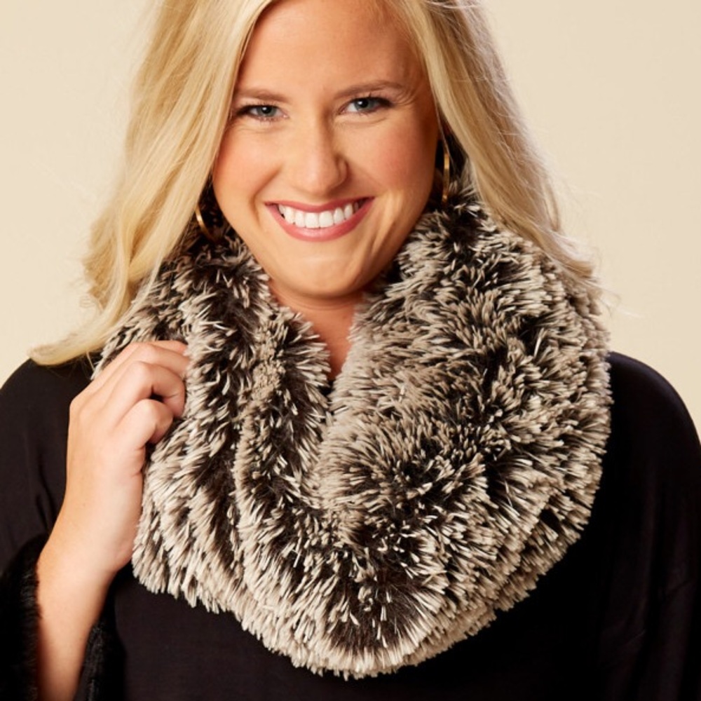 NEW✨ Altar’d State Two Tone Fur Infinity Scarf - Picture 2 of 3